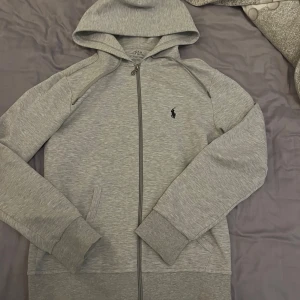 Polo zip hoodie - Grå polo zip hoodie i bra skick. Ny pris kostar 1800.