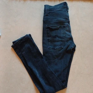 Nudie jeans - Säljer mörkgråa/svarta nudie jeans, modellen är slim fit och storleken är 28/30