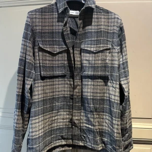 Samsøe Samsøe overshirt - Säljer även denna overshirt feån Samsøe Samsøe. Den är aldrig använd och nypris ligger på 1499. Mitt pris är 499 och det är inte hugget i sten vid en snabb affär. Skriv vid minsta lilla fundering.🙌