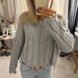 Stickad tröja - Så snygg och unik stickad tröja med slitningar nedtill❣️❣️så skön och passar till allt! Passar xs-m