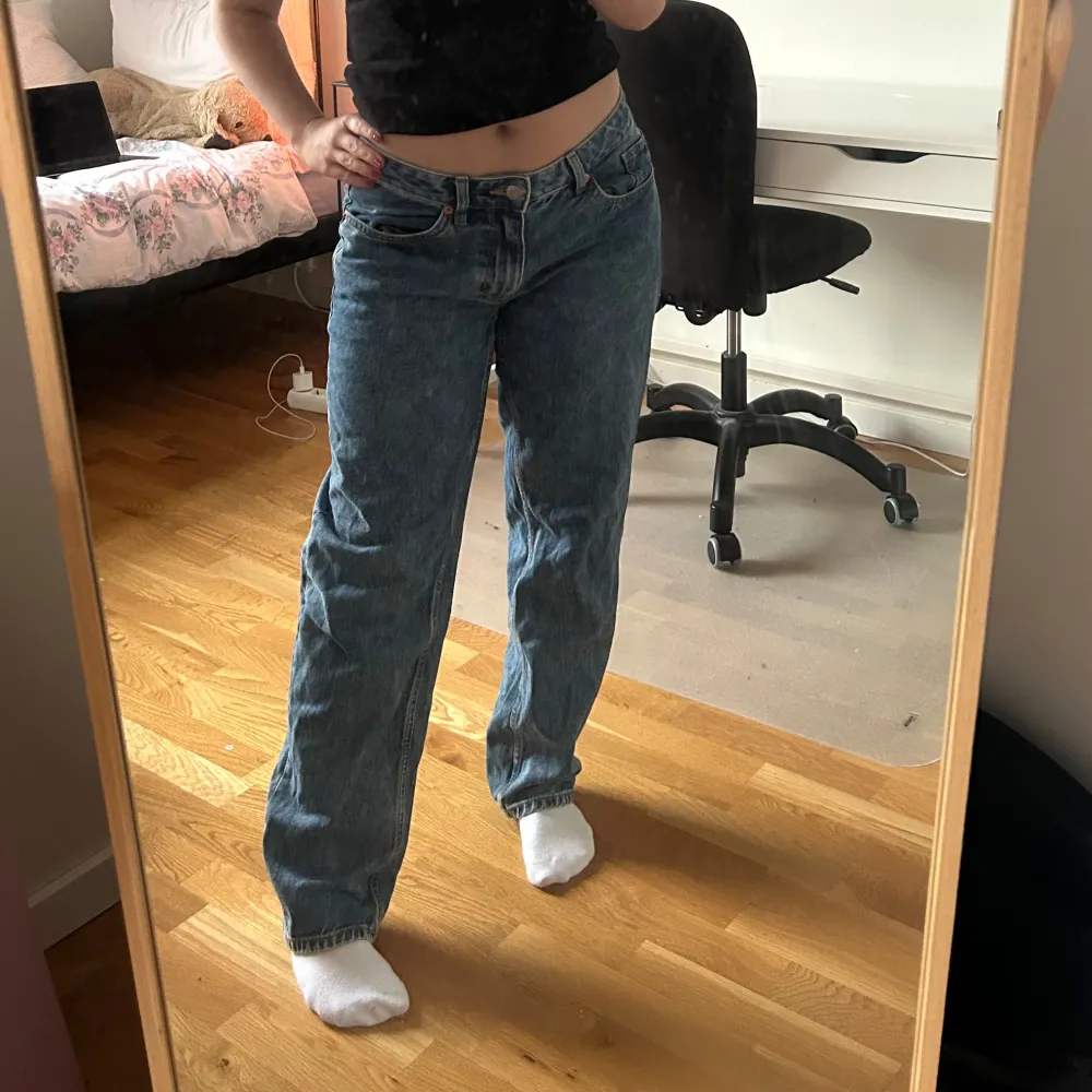 Mörkblå midwaist jeans som är lite baggy. Använda en del men i perfekt skick!. Jeans & Byxor.