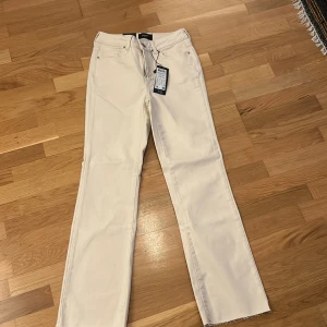 Vita jeans från Vero Moda - Säljer ett par snygga vita jeans från Vero Moda i storlek S. De är i nyskick och har en klassisk straight passform. Perfekta för både vardag och fest! 🕺