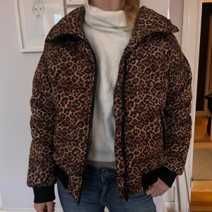 Leopardmönstrad jacka - Jätte snygg och bekväm dunjacka från Mango!! Verkligen jättevarm och bra att ha i vinter. 