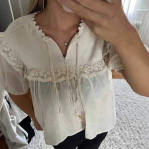 Trendig topp  - Jättefin blus från Zara i perfekt skick!💞Pris kan diskuteras!