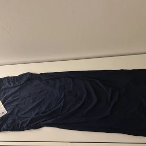 Långkjol - Marinblå lång tight kjol från Gina tricot