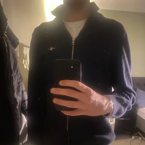 Gant fullzip - Storlek m men sitter som en S ( slim fit) köpt för 1500 för 2 månader sen. Jätte bra skick inget syn på användning. Pris går att diskutera vid snabb affär
