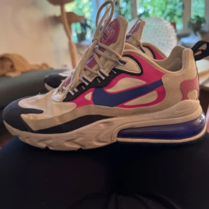 Nike Air 270 - Snygga Nike Air 270 i rosa, vitt och blått till hösten. I befintligt skick