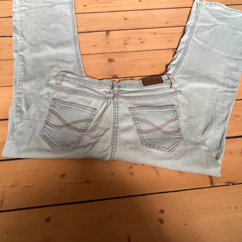 Jätte snygga lågmidjade jeans i en snygg ljusblå färg. Säljer pvg att dem är lite för små för mig. Dem är väldigt lågmidjade och har snygga fickor. 💕 pris kan diskuteras . Jeans & Byxor.