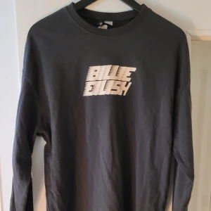 Billie Eilish lång tröja - En grå längre tröja i strl XS. Fräscht skick. Köpt på H&M så inte officiell merch.