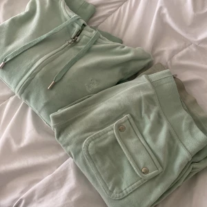 Säljer ljus gröna juicy sett❤️ - Använt några båtbygget ca 4 men de va lite långa på mog storlek S på byxorna och XS på tröjan ❤️