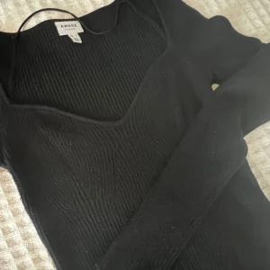 Svart tröja - Svart långärmad tröja med superfina detaljer. Otrolig nu till hösten. Säljer även samma i vit.