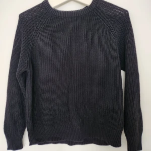 Säljer min stickade tröja - Säljer min stickade tröja för att den är lite för stor för mig. Den är i bra skikt och har bra material, är bekväm. 