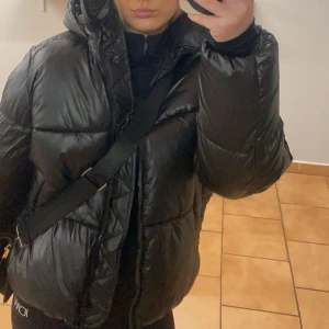 Vinterjacka  - Svart vinterjacka från HM, använd sparsamt, inga defekter💞