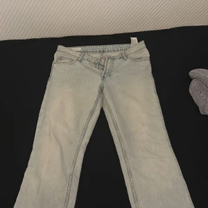 Ljusblå jeans - Säljer ett par ljusblå jeans i en klassisk stil. De har en straight passform och är low/mid waist beror på hur man vill bära dom.  Perfekta för både vardag och fest! De är i bra skick och har en enkel design utan extra detaljer.