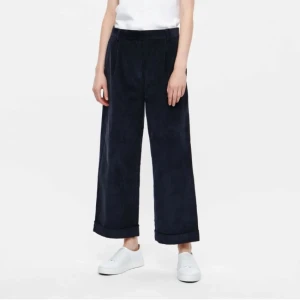 COS manchesterbyxor - Mörkblåa fina manchesterbyxor från COS, knappt använda. Normala i storleken.