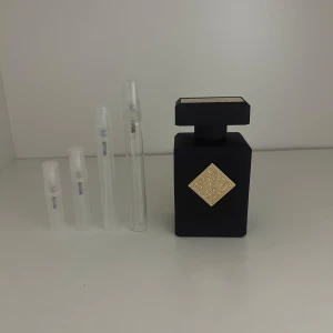 Sample Initio Side Effect 5ml - Säljer samples av Initio Side Effect på 5ml: 199kr. Rekommenderar att köpa flera samples eller större mängder för att göra det mer prisvärt. Perfekt för dig som vill testa olika dofter innan du köper en fullstor flaska. 