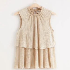 Superfin blus/topp Lindex  - En jättefin blus från Lindex💕har använt typ en gång så den är mycket bra skick💕jättefina guld detaljer på💕