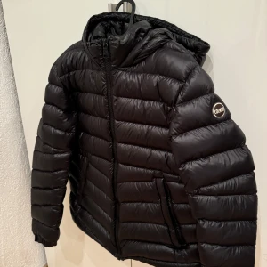 Colmar - Artikelbeskrivning  Tja! Säljer min Colmar jacka! Jackan är i ett mycket gott skick och har använts fåtal gånger. Jackan är i storlek 52! Skick 9/10! Den är köpt för 415 Euro som ny! Fråga gärna!