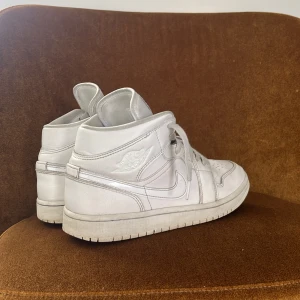 Nike Air Jordan Mid - Säljer mina vita Nike Air Jordan Mid, pga att jag använder andra skor, köpte för ca 1,5 år sen men har inte använts på ca 1 år. Strl 40 (finns en sula i som ingår). Lite creesade där framme men inte farligt. Jättefint skick. Pris går att diskuteras 💕