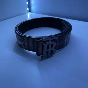 Burberry bälte - Riktigt snyggt burberry bälte som matchar bra med allt. Säljer bältet då det inte passar mig. Aldrig använt det. Skriv gärna vid frågor.