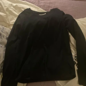 Tröja  - Säljer denna vanliga svarta tröjan från weekday💓