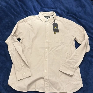 Lyle & Scott Cotton Linen Button Down Shirt - Helt ny, aldrig använd. Lappen finns kvar. Kan fraktas och mötas upp. Pris kan diskuteras vid snabb affär. Storlek Medium! Perfekt för sommar och kan användas som overshirt! 