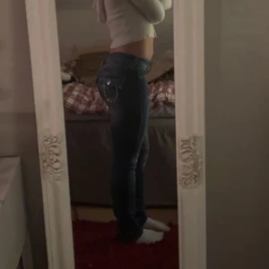 True Religion - Supersnygga lågmidjade jeans från true religion! De är endast använda några få tillfällen! Köpte för 2000kr💕💕