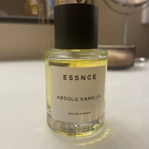 Essnce parfym absolu vanilla - Köpt ny från essnce men säljer då den tyvärr inte var min doft. Endast test sprayad ✨🍂🧁☕️Verkligen en mysig höstdoft. 50ml  Toppnoter - Vaniljorkidé & Jasmin Hjärtnoter - Vanilj & Tonkabönor Basnoter - Bärnstensskog, mysk, brunt socker & patchouli
