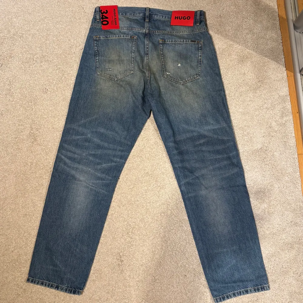 Tjena, säljer ett par helt nya Hugo Boss jeans med slitage och hål. Nypris 1599 kr! Storlek W31, L34. Sitter mer som 32 i längden då de var för korta för mig! Det är bara att höra av er vid intresse! . Jeans & Byxor.