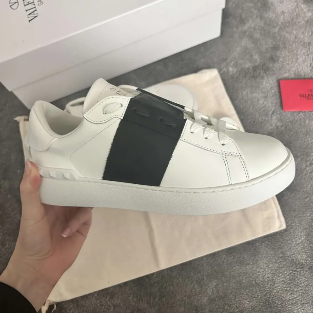 Säljer mina valentino sneakers i nyskick! Inga defekter eller slitage. Box och dust bag medföljer samt extra skosnören. . Skor.