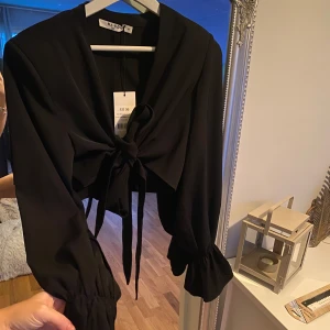 Söt blus - Från Nakd, aldrig kommit till användning. Den har axelpuffar och knyte fram