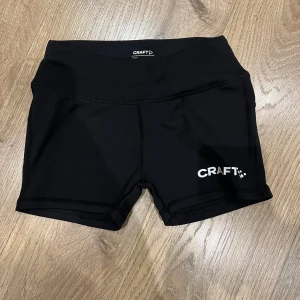 Tränings shorts - Säljer ett par tränings shorts från Craft. Strl 134-140 Aldrig använda där av priset. Ny utan prislapp