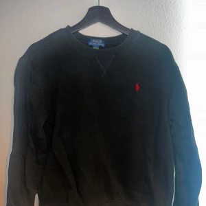 Polo Ralph Lauren sweatshirt - Nu säljer vi en riktigt snygg Ralph Lauren sweatshirt den är riktigt snygg nu till vintern och har riktigt bra passform på alla.  