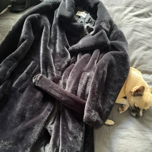 Kappa fuskpäls - Fluffig kappa i fuskpäls. Från NA-KD, storlek 34 men oversized så passar även 36-38? (Har själv 36)  Djur finns i hemmet som ni ser på bilden, han ingår ej :)