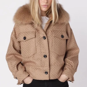 Meotine  - Jätte fina kappa som passar nu till våren och somamren I ny skick jag köpte fel storlek! 💕