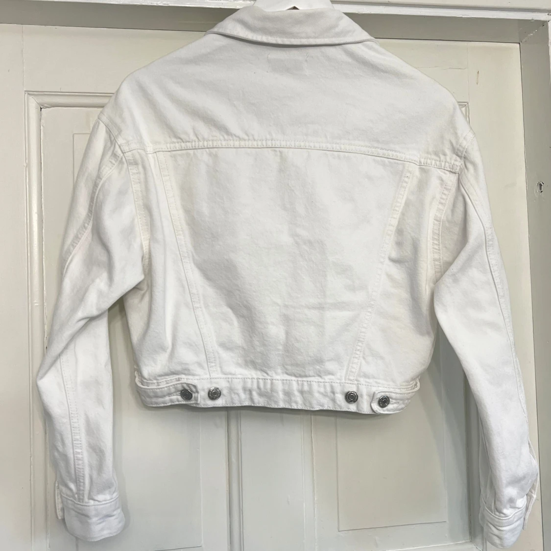 Vit croppad jeansjacka från Ginatricot  - 90