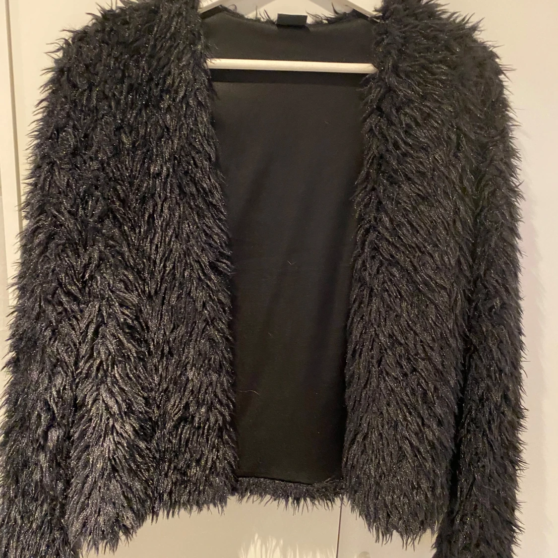 Svart pälsjacka från Gina Tricot