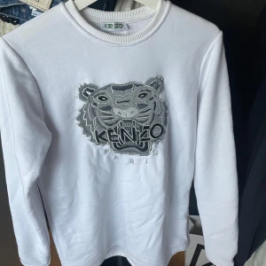 Kenzo tröja! - Långärmad Kenzo tröja! Aldrig använd (nyskick), storlek S!  Hör av vid fler frågor! Kvitto finns!