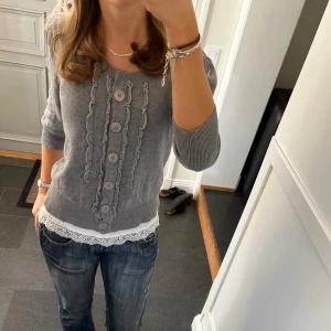 Grå stickad kofta - Trekvartsärmad grå stickad kofta från Colours of the World i storlek M, passar även S. Fint skick. Använd gärna köp nu!