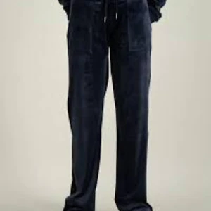 juicy couture byxorna - marinblåa juicy couture byxor i storlek 14-15 y eller XS-S. säljer för att behöver pengar och använder de inte. används 8 gånger totalt.