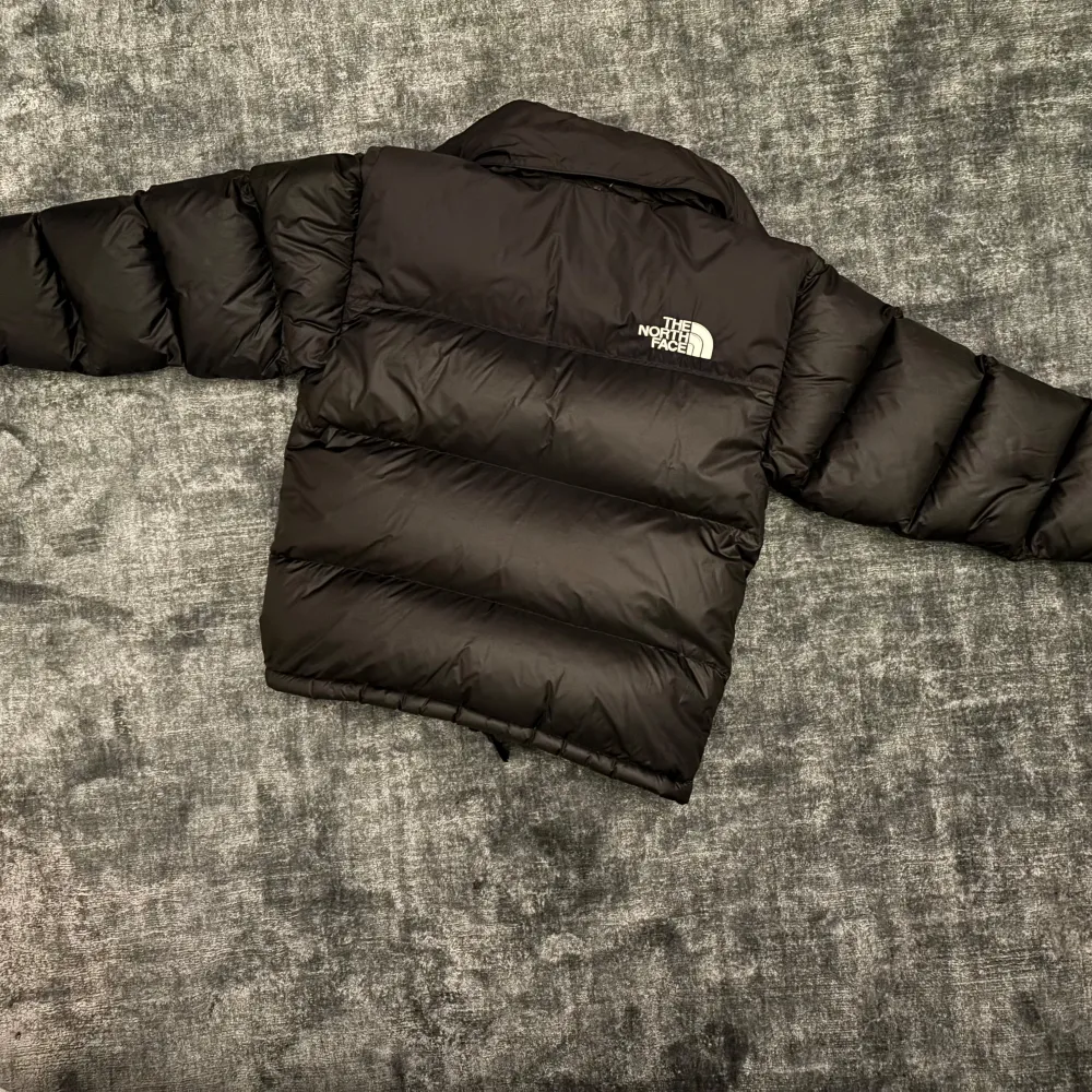  Snygg NORTH FACE PUFFER till salu för endast 900 kr! Det ordinarie priset är 3900 kr, så här har du en fantastisk möjlighet att göra ett klipp. Den är i utmärkt skick och behöver bara ett nytt hem. Har du några frågor? Tveka inte att höra av dig . Jackor.