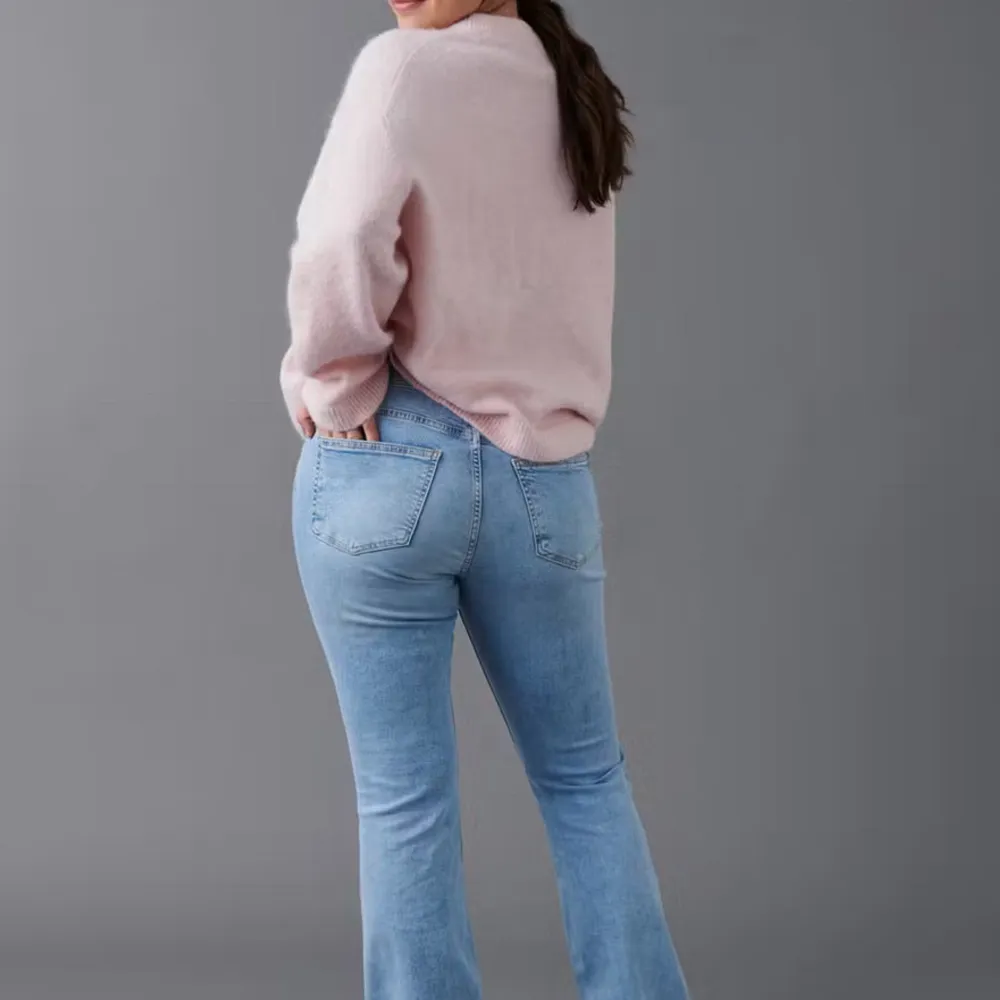 Säljer mina Lågmidjade jeans från Gina💕 Anvönda ungefär 2 gånger och i bra skick😊Nypris 499kr. Jeans & Byxor.