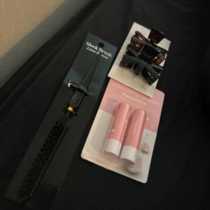 Snygg sminkborste och läppbalsam - Säljer en  borste  med svart handtag och borst, perfekt för att skapa en jämn och fin look. Inkluderar också ett set med två läppbalsam i rosa förpackning, idealiska för att hålla läpparna mjuka och återfuktade. 