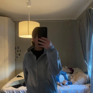 Grå hoodie från SHEIN - Säljer en grå hoodie från SHEIN i storlek XS. Den har en dragkedja framtill och är tillverkad i mjukt polyester. Perfekt för en avslappnad stil. Djur och rökfritt hem !! 