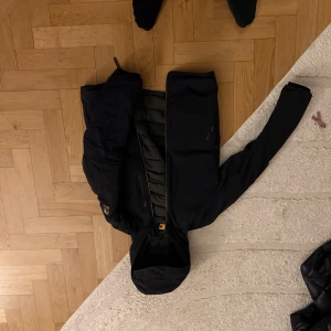 Svart och grön dunjacka med huva - Säljer en svart/grön dunjacka från parajumper med huva och dragkedja. Jackan har en quiltad design och en praktisk bröstficka med dragkedja. Den går att använda båda håll, svart matt färg eller puffad Forest-green färg. Använd 1 vår 