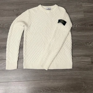 Vit stickad tröja från Stone Island - Säljer ny vit stickad tröja från Stone Island. Köpte från vintage butik från Sydkorea. Ej kvitto, qr koden funkar perfekt. Pris kan diskutera 👀.