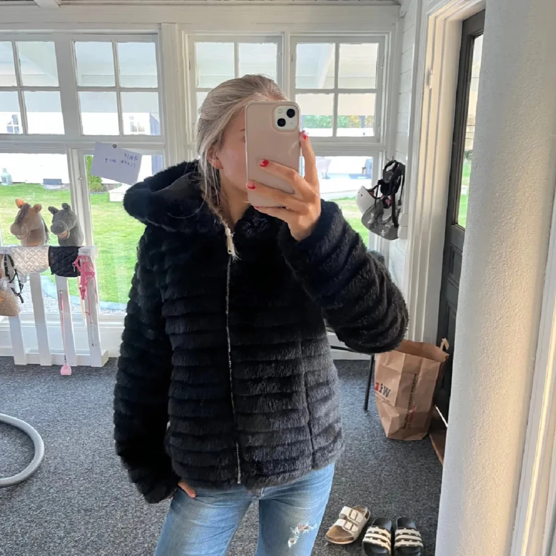 Svart pälsjacka med dragkedja