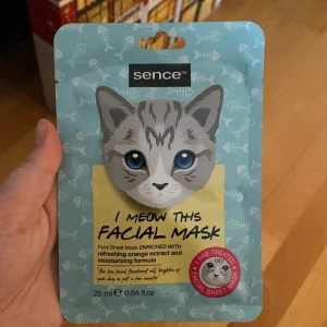 Ansiktsmask med kattmotiv från Sence - En ansiktsmask med kattmotiv från Sence, berikad med uppfriskande apelsinextrakt och återfuktande formula. Förpackningen innehåller 25 ml och har ett sött kattansikte på framsidan. Perfekt för en avkopplande stund med lite extra skönhet.