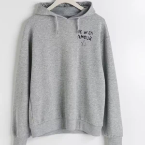 Snygg hoddie - Köpte sommaren 2023 använd 2 gånger. Materialet är jättemjukt 