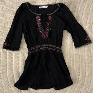 Bondelid sötaste blusen  - Säljer en jättefin blus från Bondelid som tyvärr bara blir liggandes här. Knytning vid halsen Storlek S Har bara blivit använd två gånger.  Klar och fin i färgerna. Ren och hel ❤️  